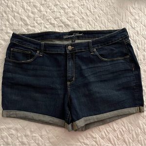 Universal Thread Women’s Plus Size Denim Shorts 20W